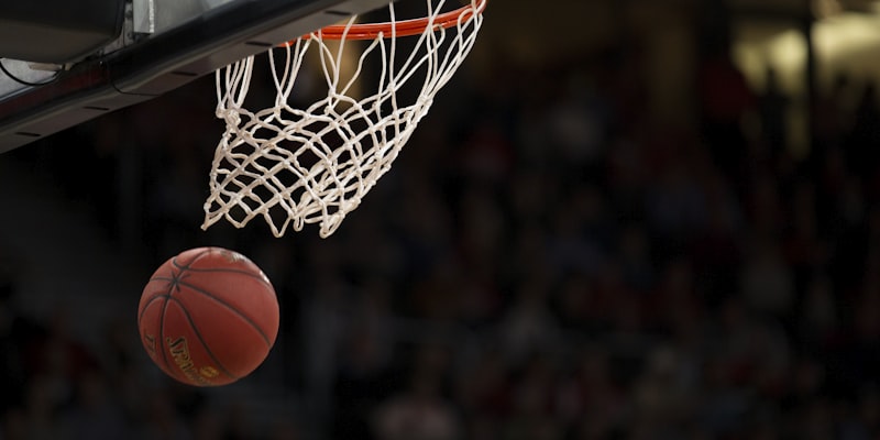 WNBA女子篮球运动员在比赛中突破上篮的英姿